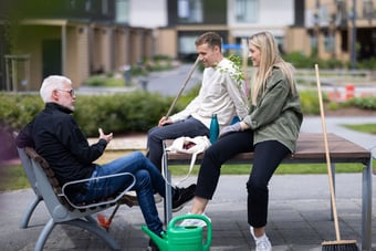 En liten gruppe beboere tar en pause fra dugnaden