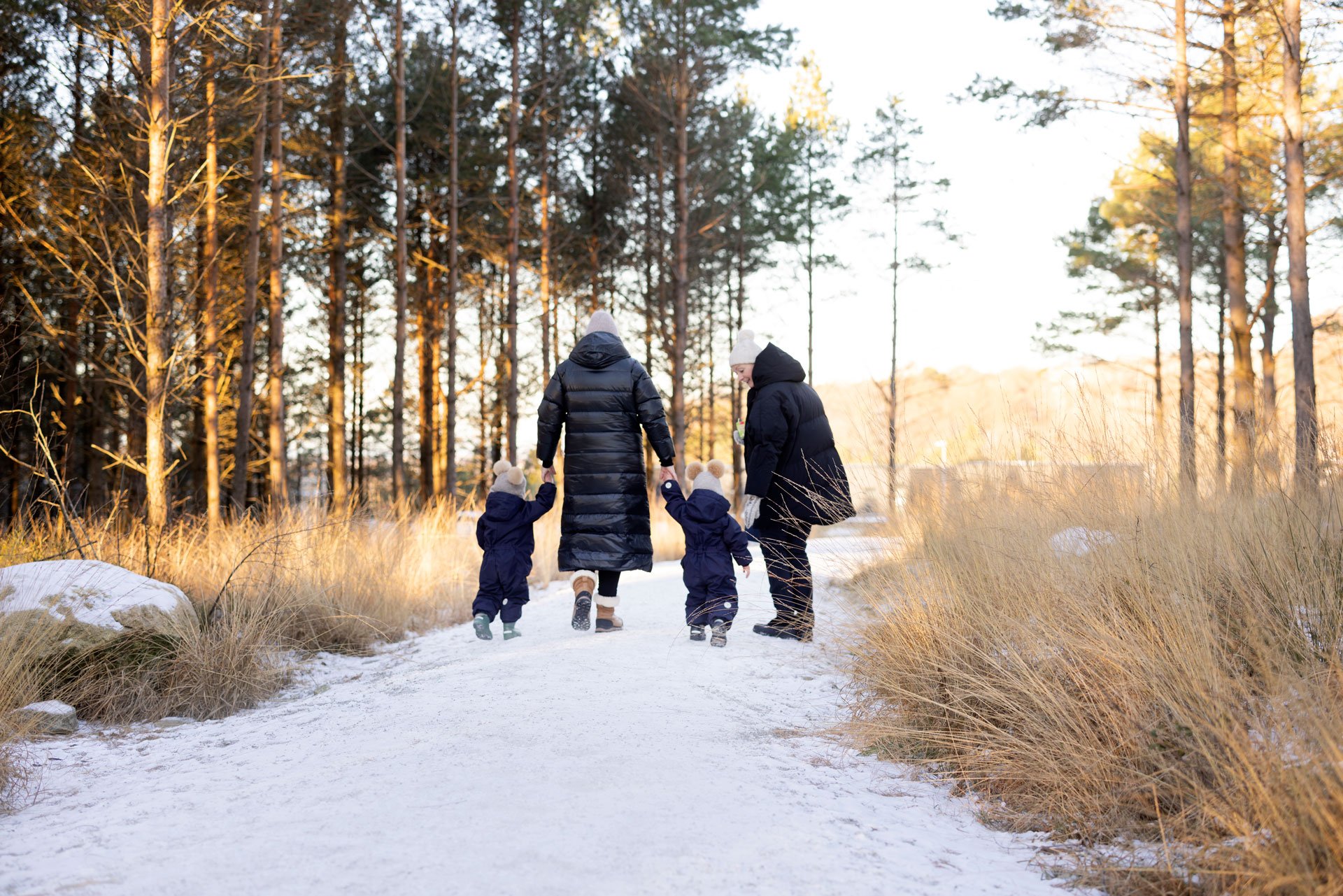 Familie på tur i Melshei ved Skogens ro