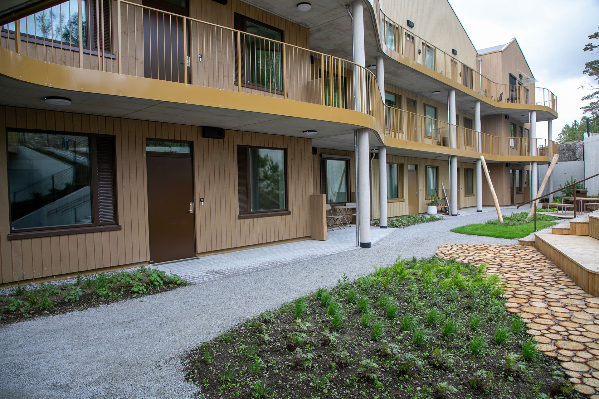 Uteområde bak det første bygget i Skogens ro