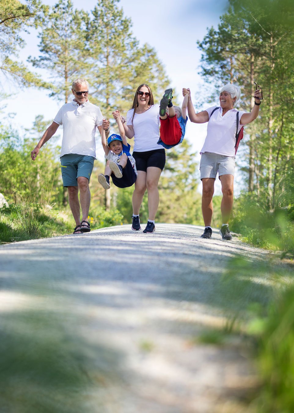 Familie på tur ved Skogens ro