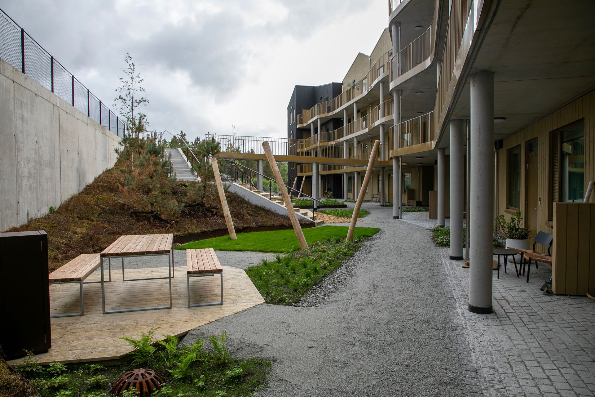 Uteområdet bak det første bygget i Skogens ro