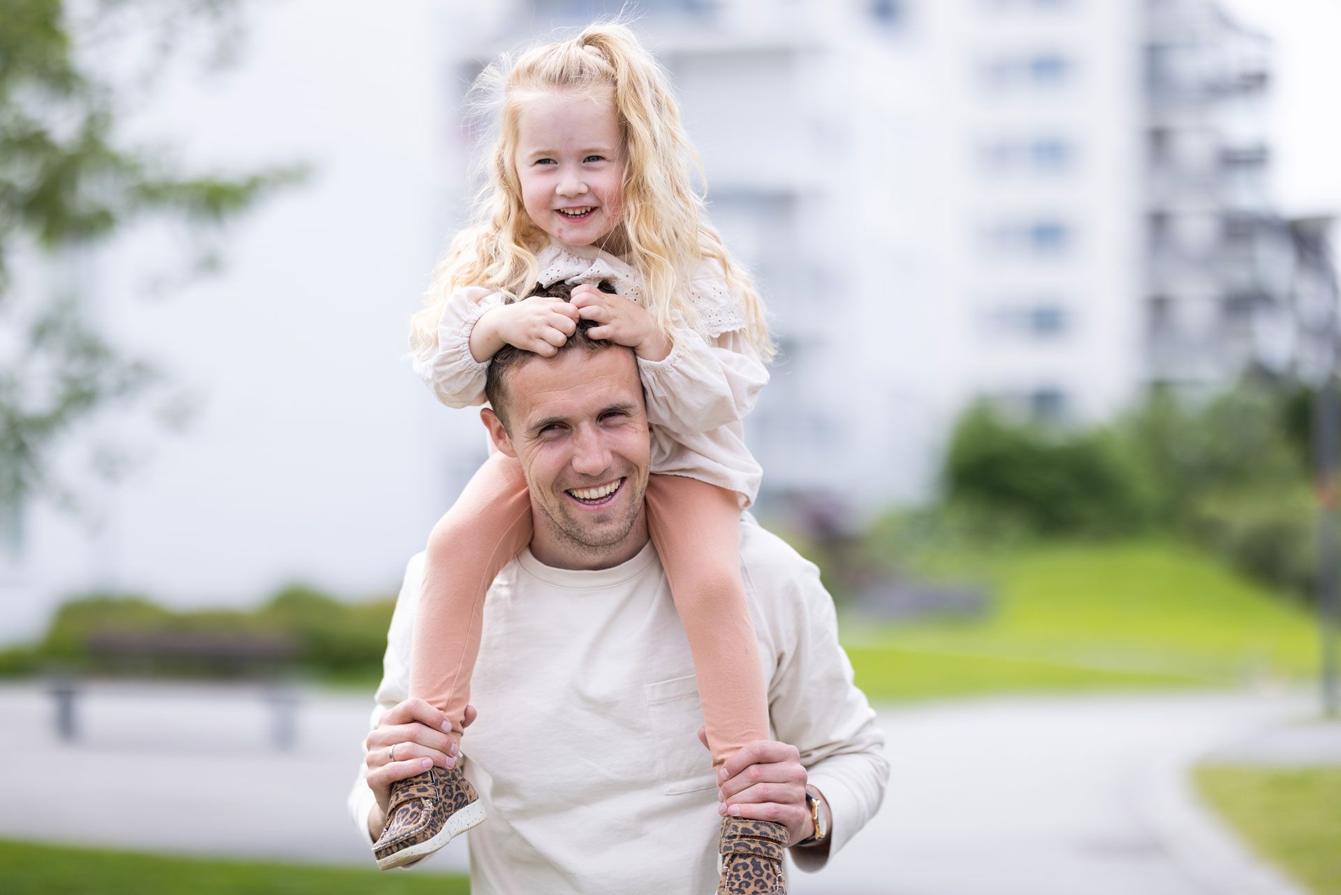 Far bærer datter på skuldrene