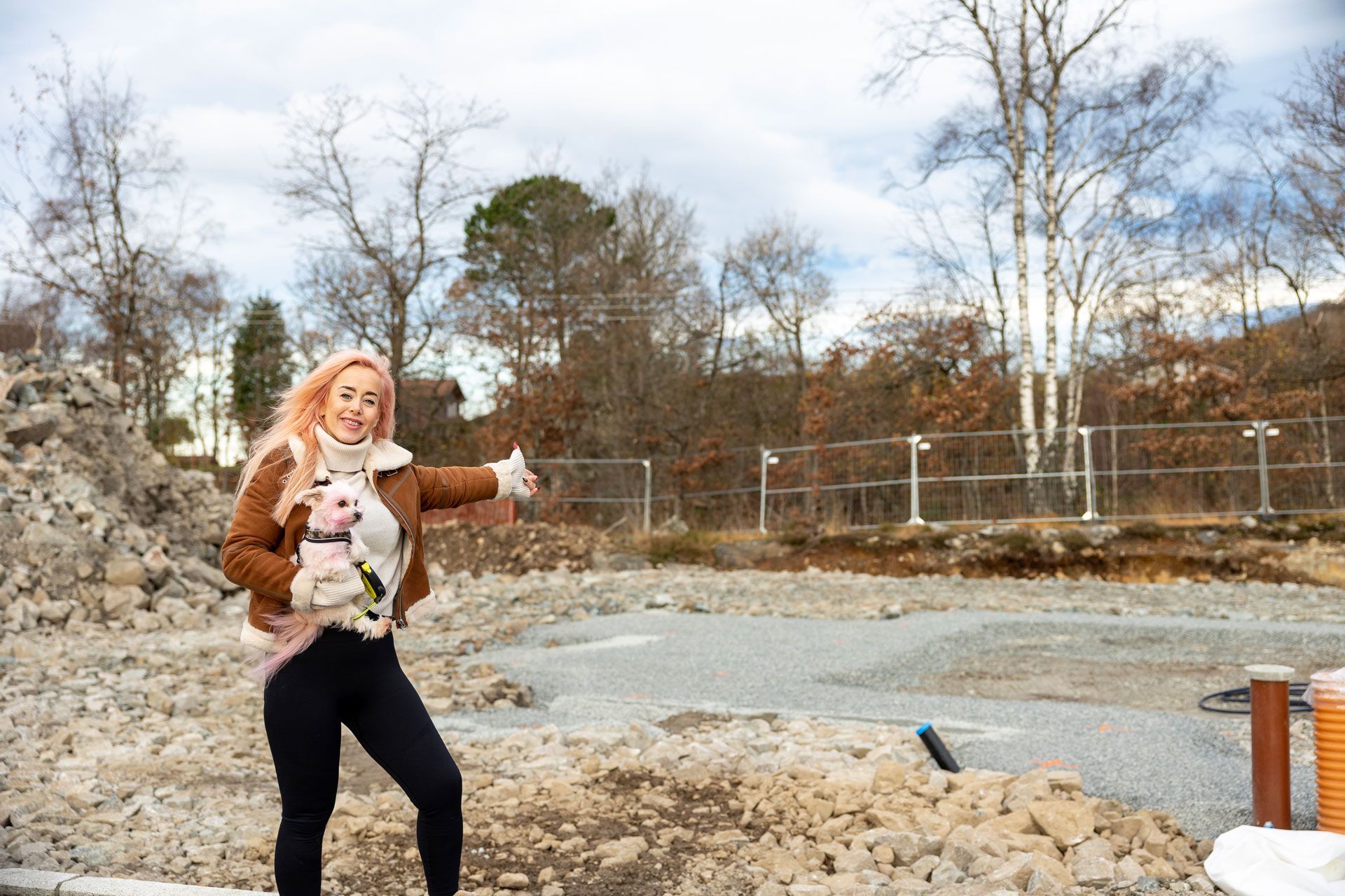 Boligkjøper Tonje Haaland viser fram tomta hvor den nye Bate-leiligheten hennes skal bygges