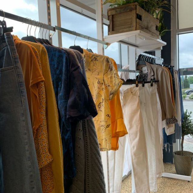 Klær fra Fretex på utstillingsstativ