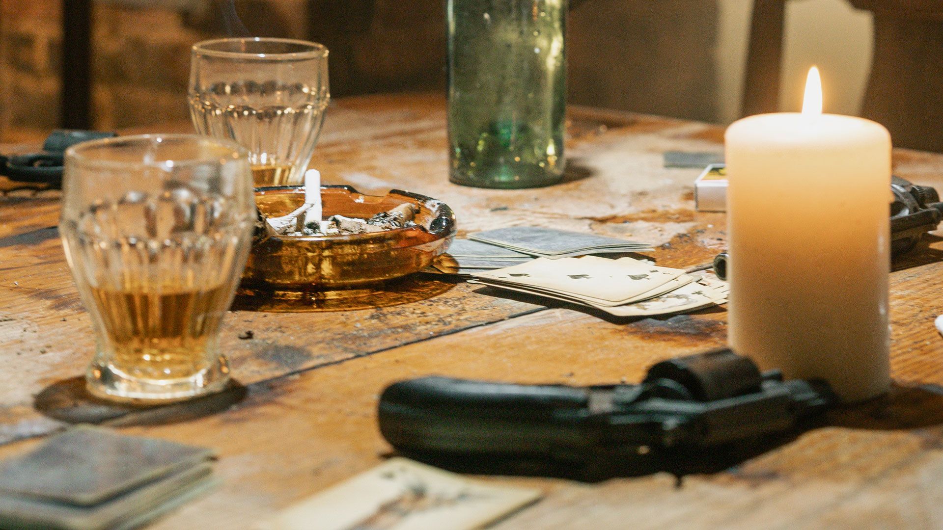 Rekvisitter fra Kaizers univers på et bord