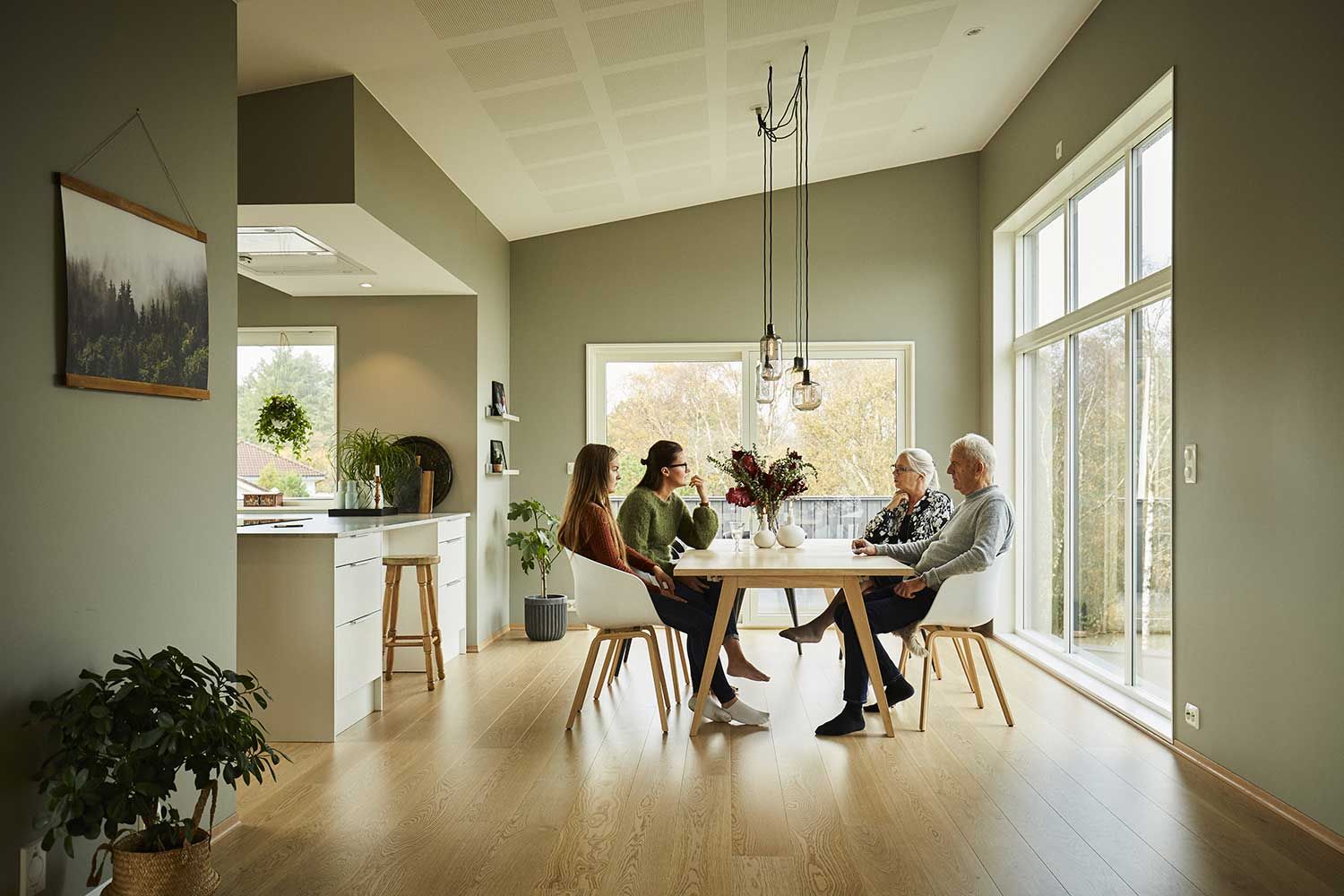 Familie samlet rundt spisebordet