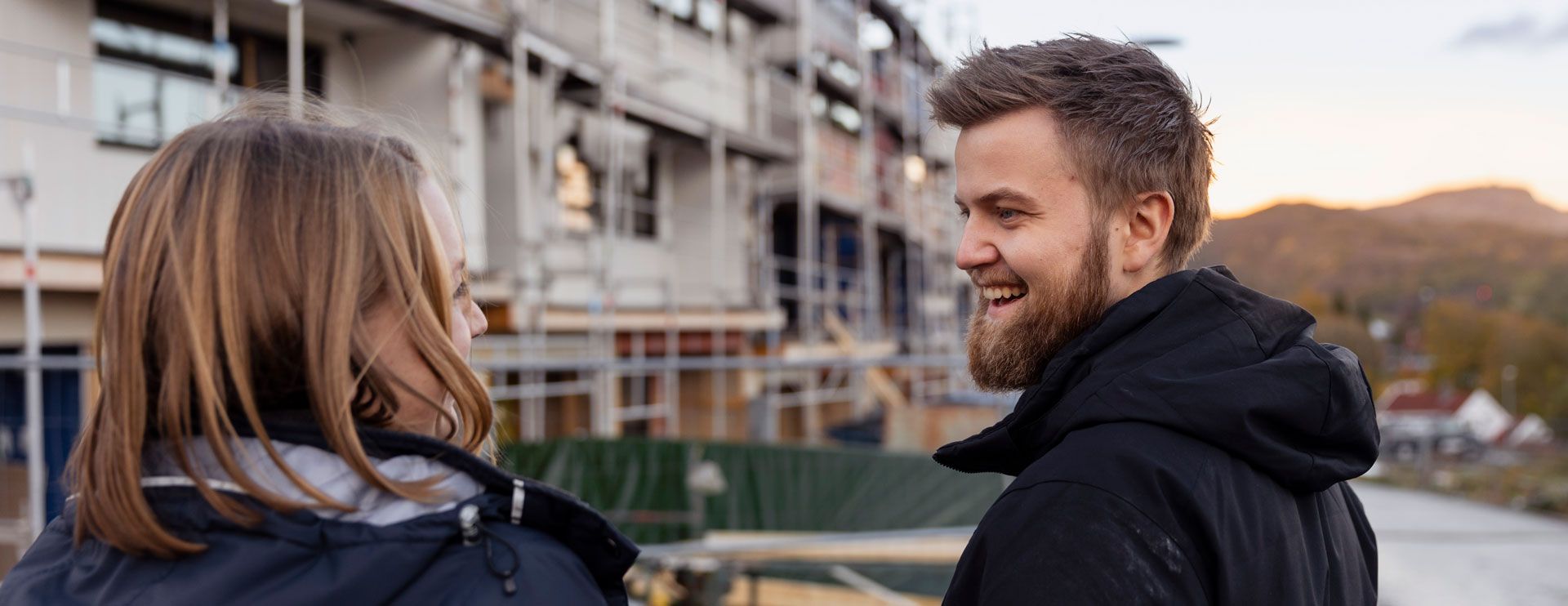 Bjarte og Tone Aarstad utenfor det nye huset sitt i Hovemarka