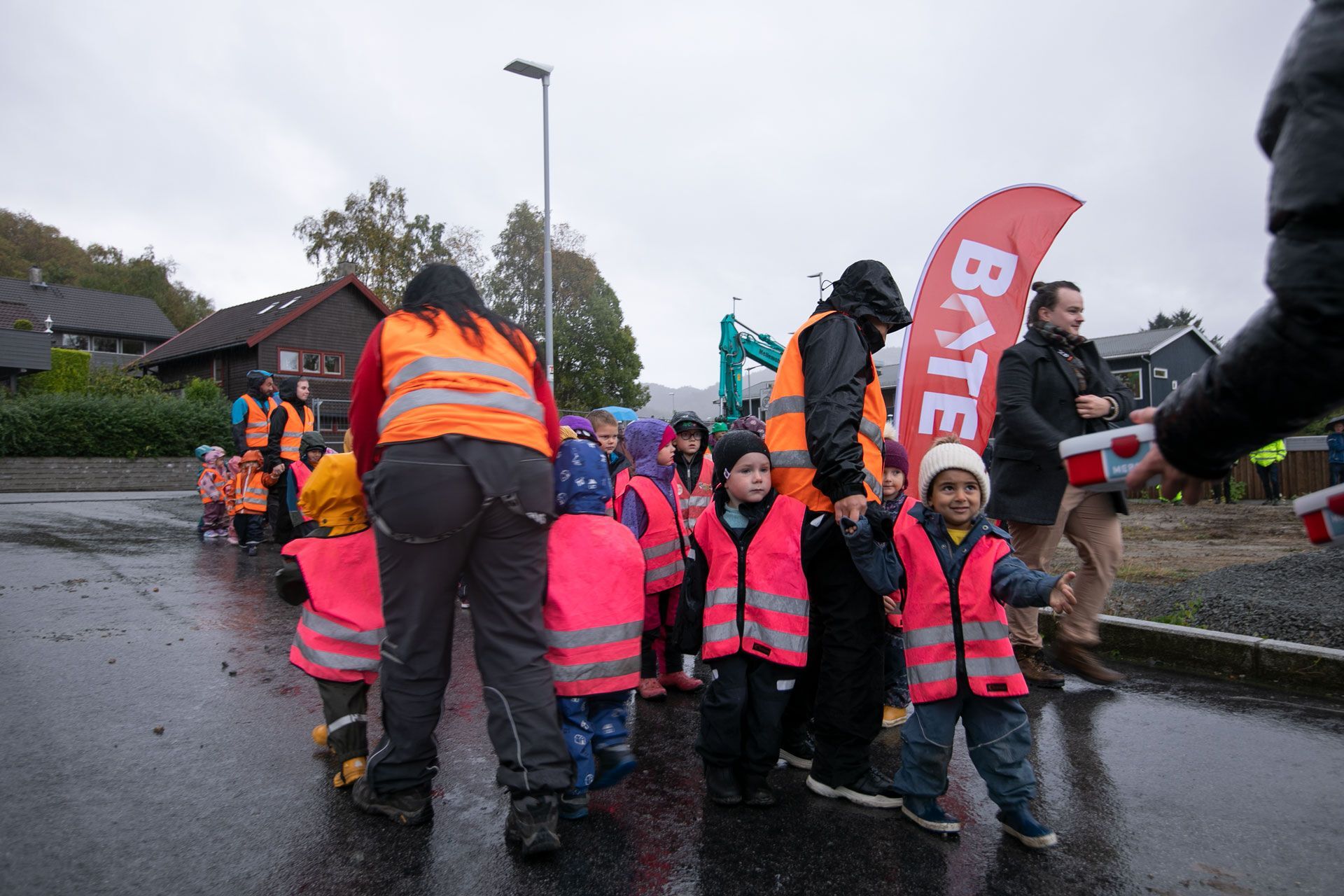 Barn besøker Bates byggetomt på Hommersåk