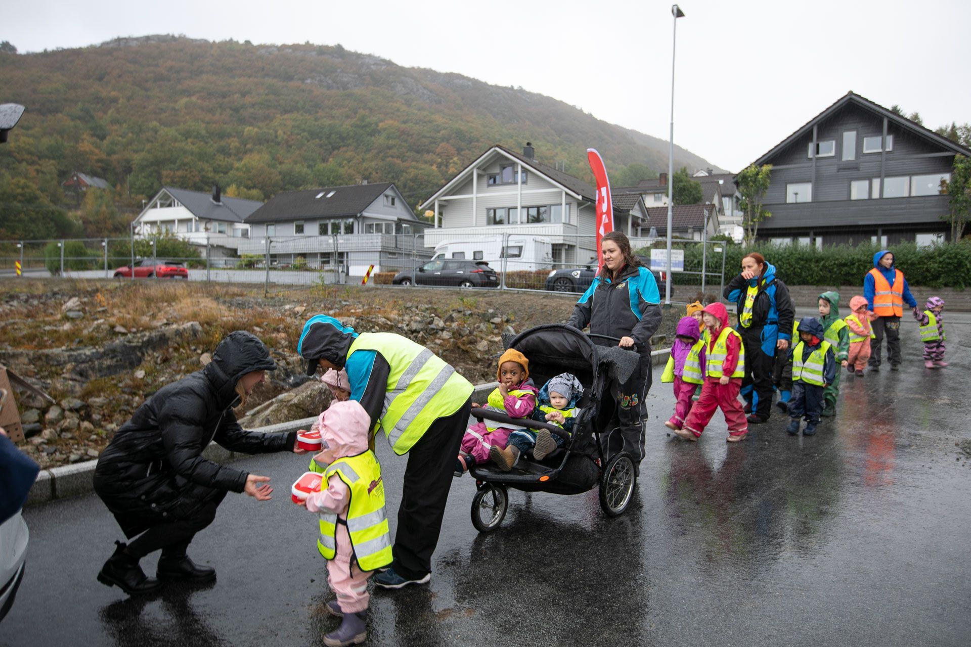 Barna i nabobarnehagen kom på besøk for å se på byggestarten