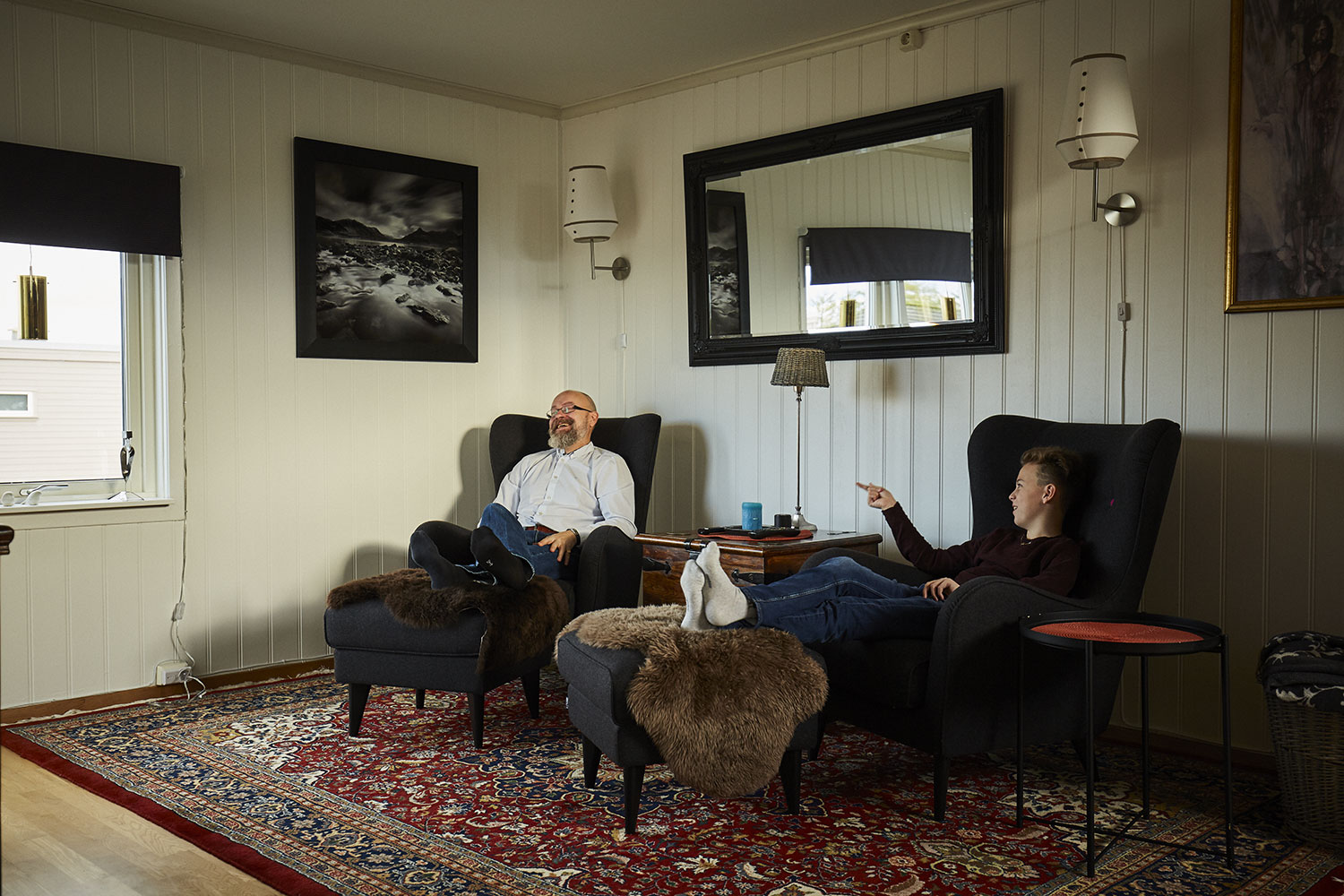 Far og sønn i stua si i Borettslaget Haugtussa