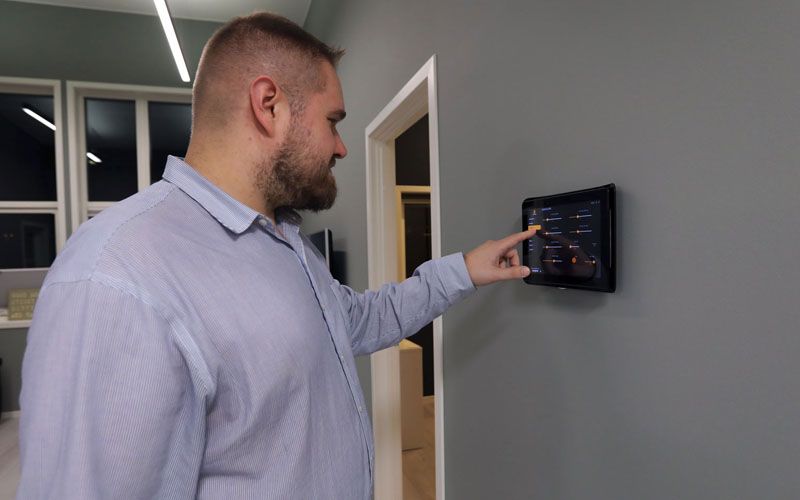 Atle Soma bruker smartpanelet i huset sitt