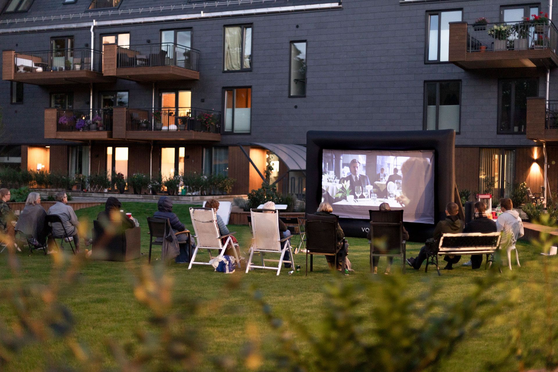 Naboene i Fridas hage på utekino i parken utenfor bygget sitt