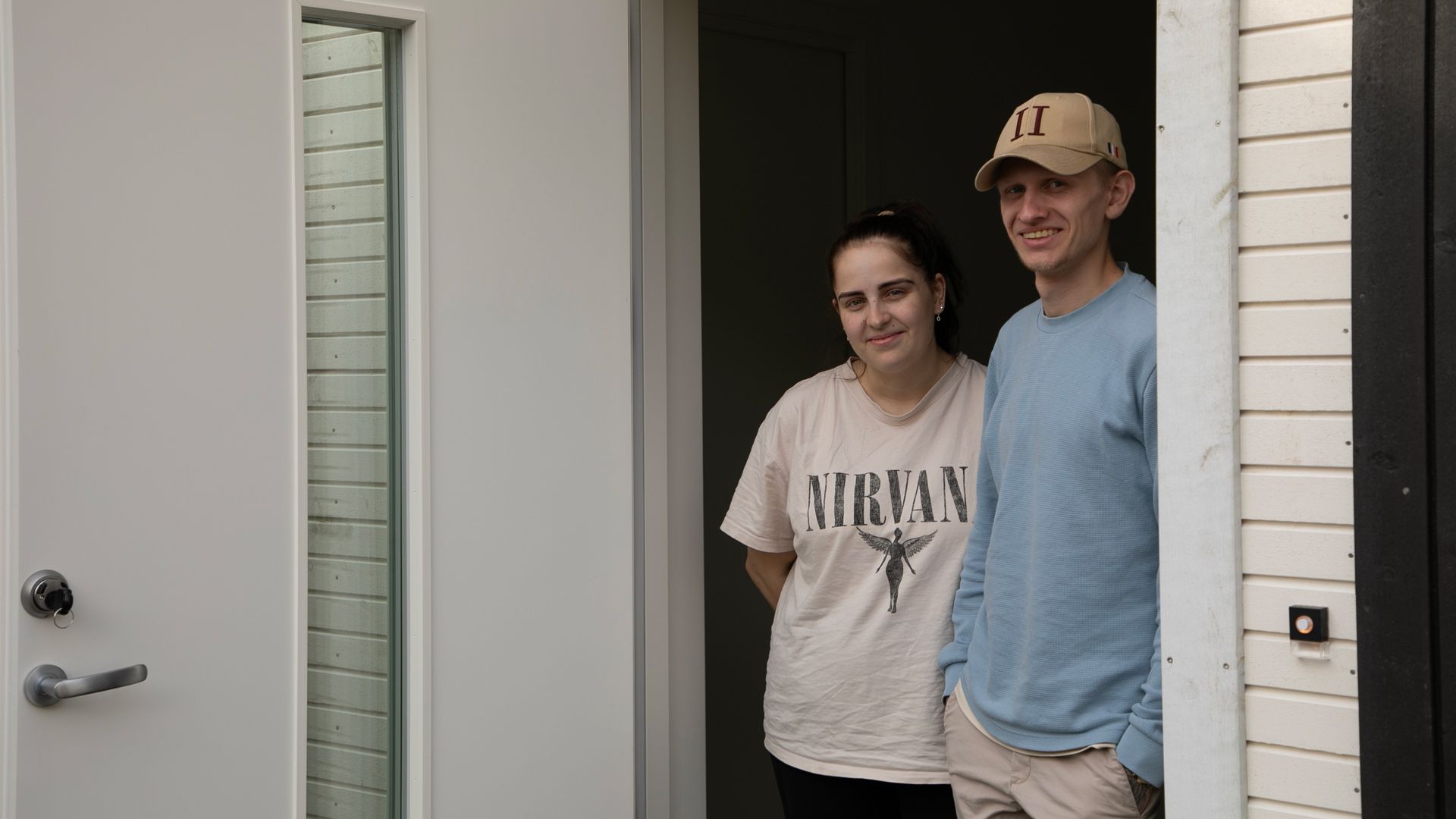 Celine Aske og Kristoffer Nygård ønsker velkommen til det nye rekkehuset sitt på Frøylandsstien på Hommersåk