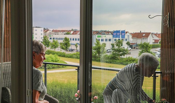 To venninner sitter på balkong på Tasta