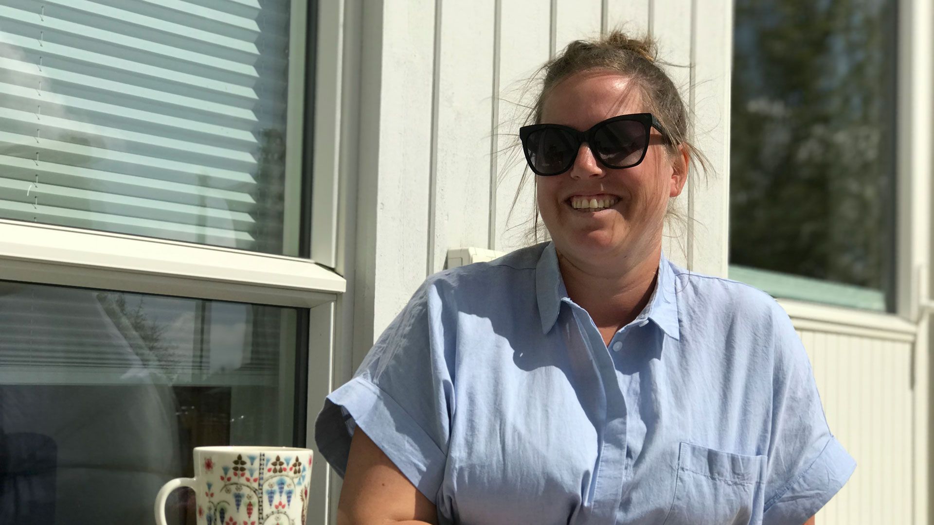 Janne Andorsen Morais i solveggen utenfor huset sitt