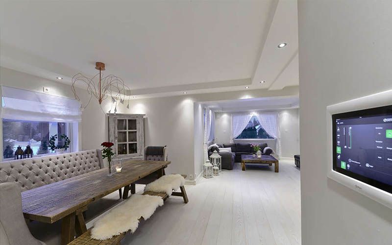 Stue med kontrollpanel som styrer smarthusløsninger