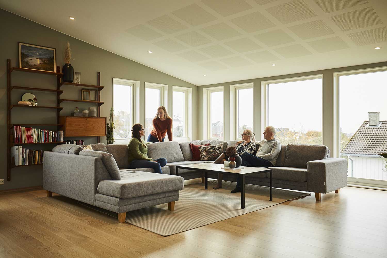 Tre generasjoner samlet i stua