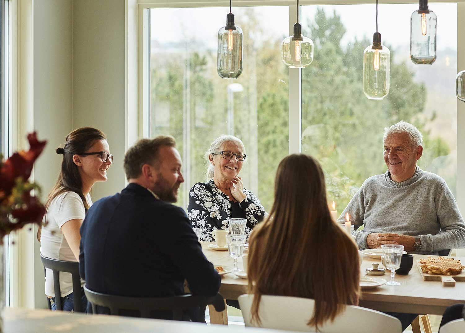 Tre generasjoner samlet rundt middagsbordet