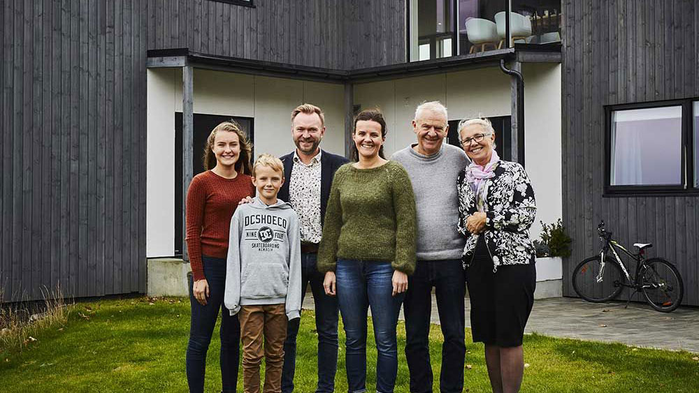 Familien Harbo Martinsen utenfor huset sitt
