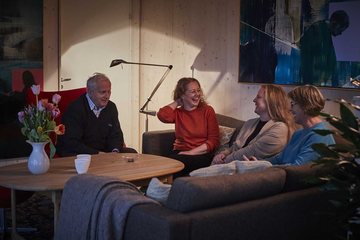 Andreas Middlethon, Tone Edland, Beatrice Siegrist Bjørnsen og Bodil Lane - naboer i en sofa