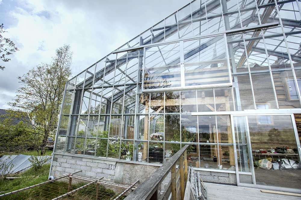 Drivhus med hus inni 