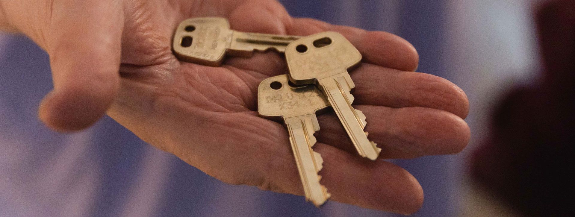 Tre nye nøkler i en hånd