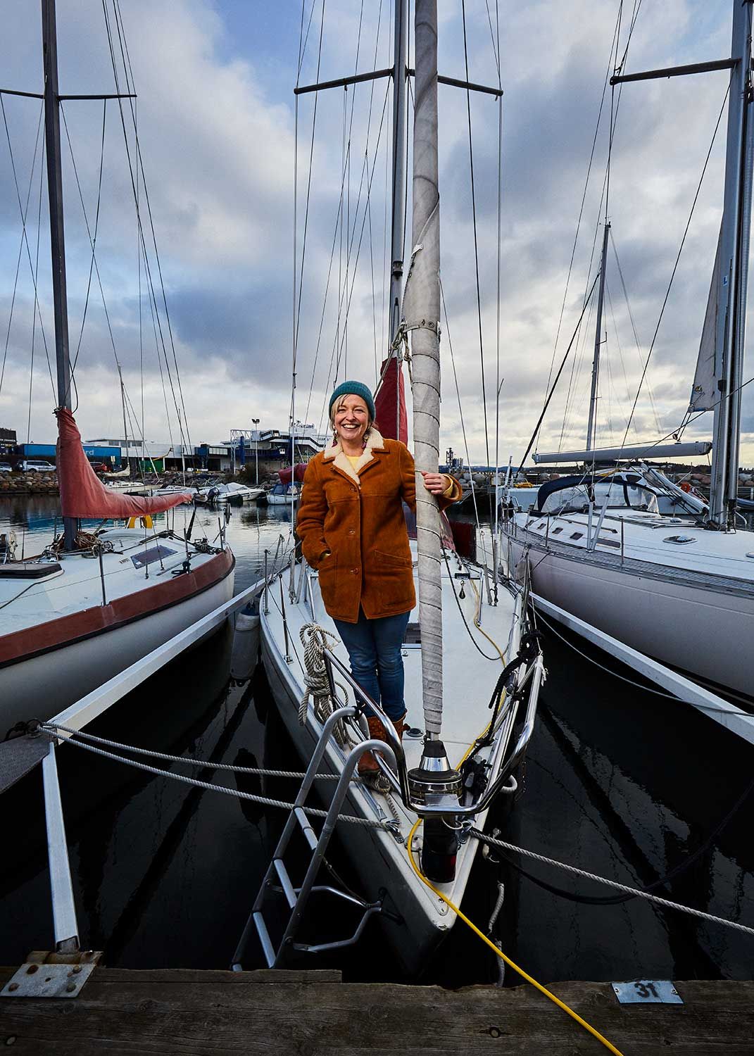 Catherine Sunter står på dekk i seilbåten sin