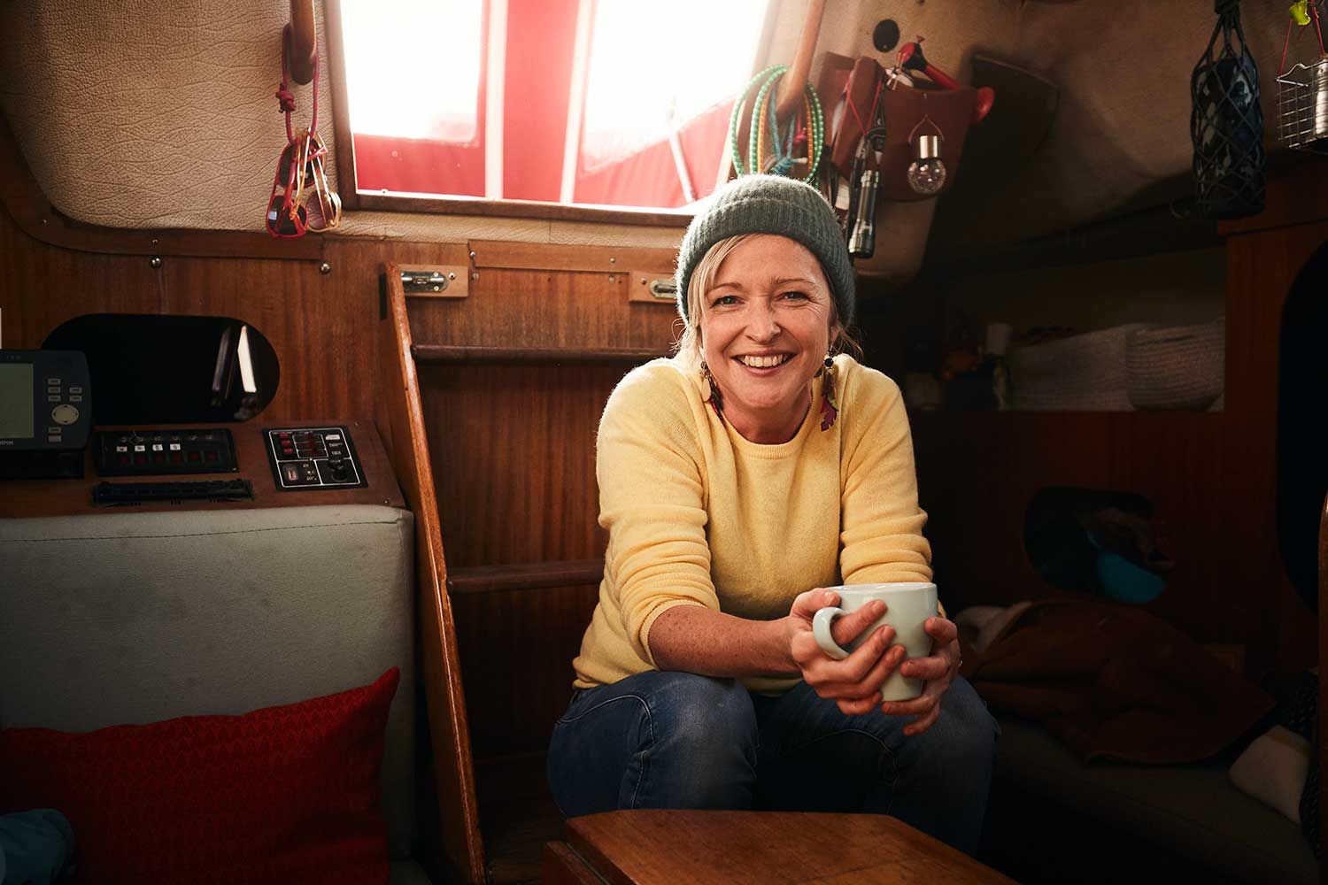 Catherine Sunter med kaffekopp i seilbåten sin