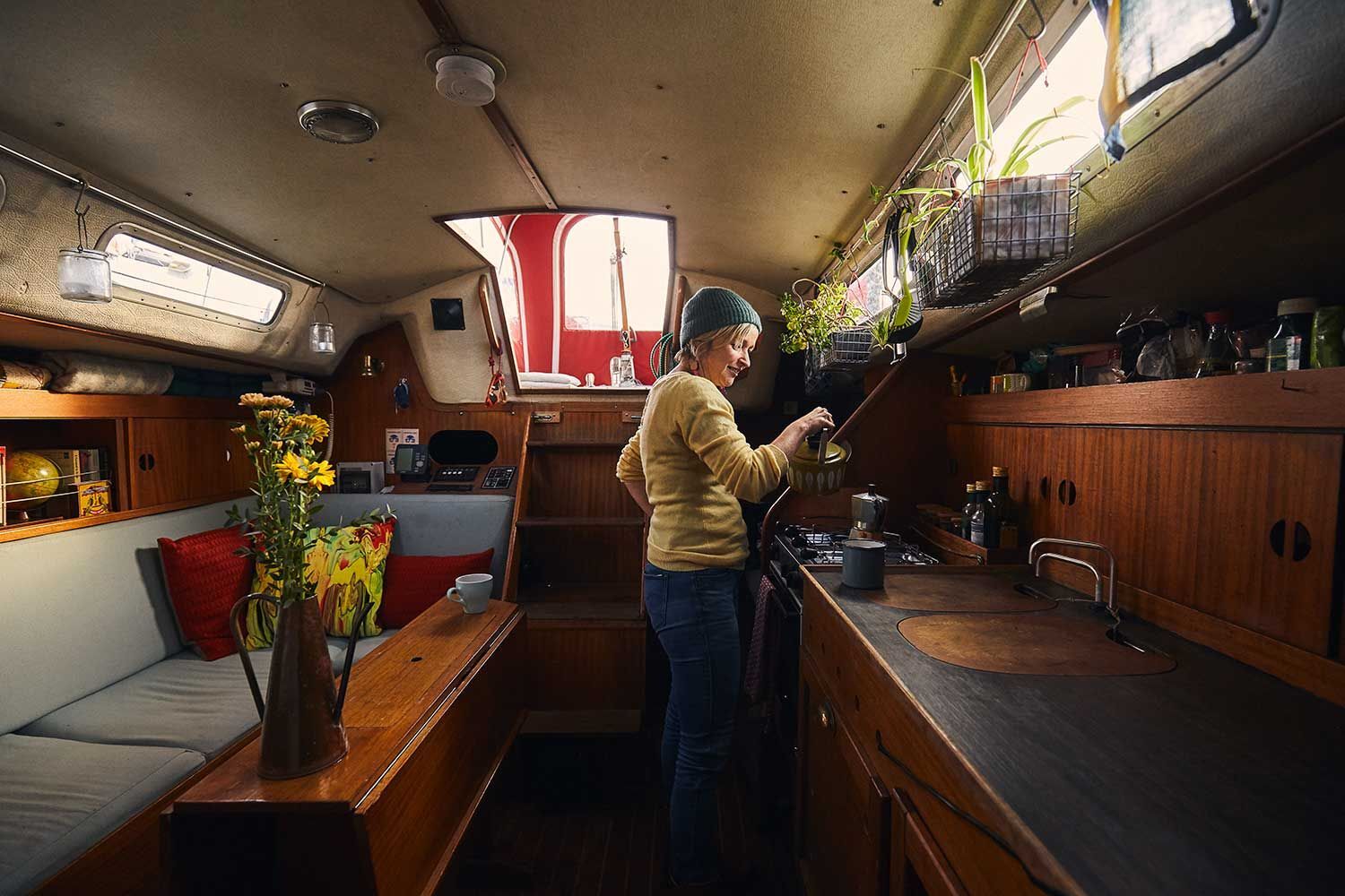 Catherine Sunter på kjøkkenet i seilbåten sin