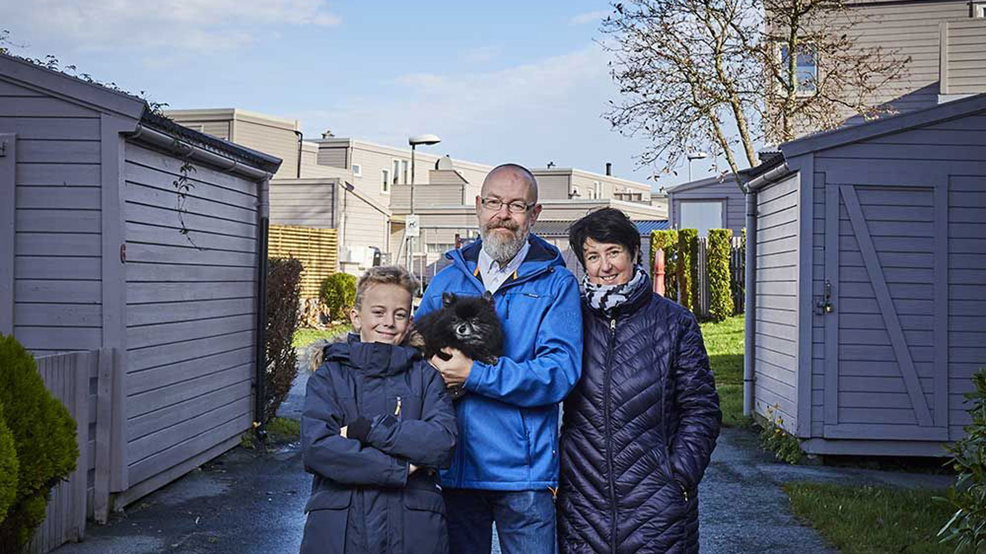 Familien Abrahamsen sammen med hunden sin i nabolaget sitt på Haugtussa på Ullandhaug i Stavanger