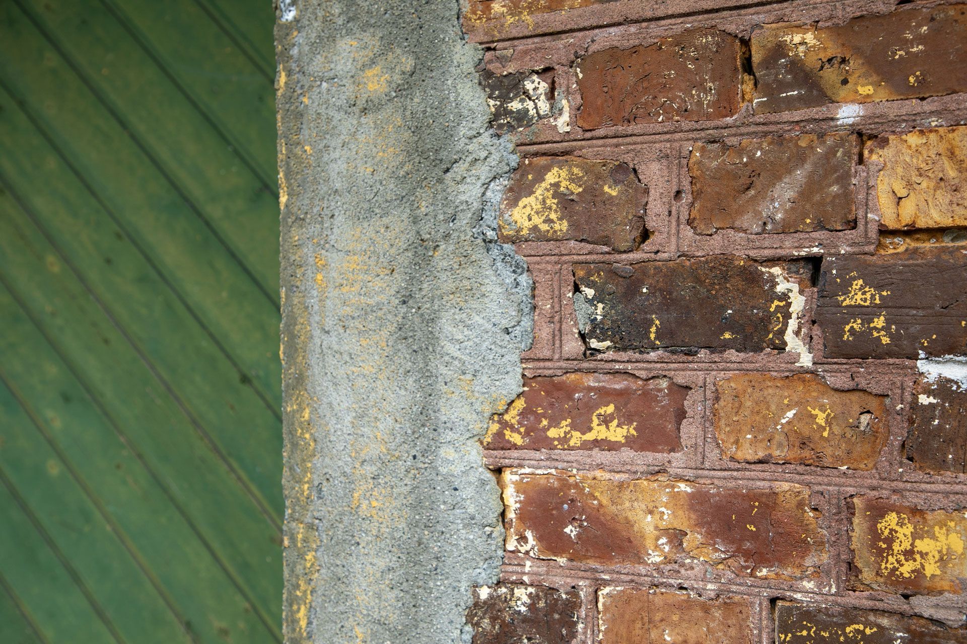 Detaljbilde av dør og murstein i Køhlerlåven