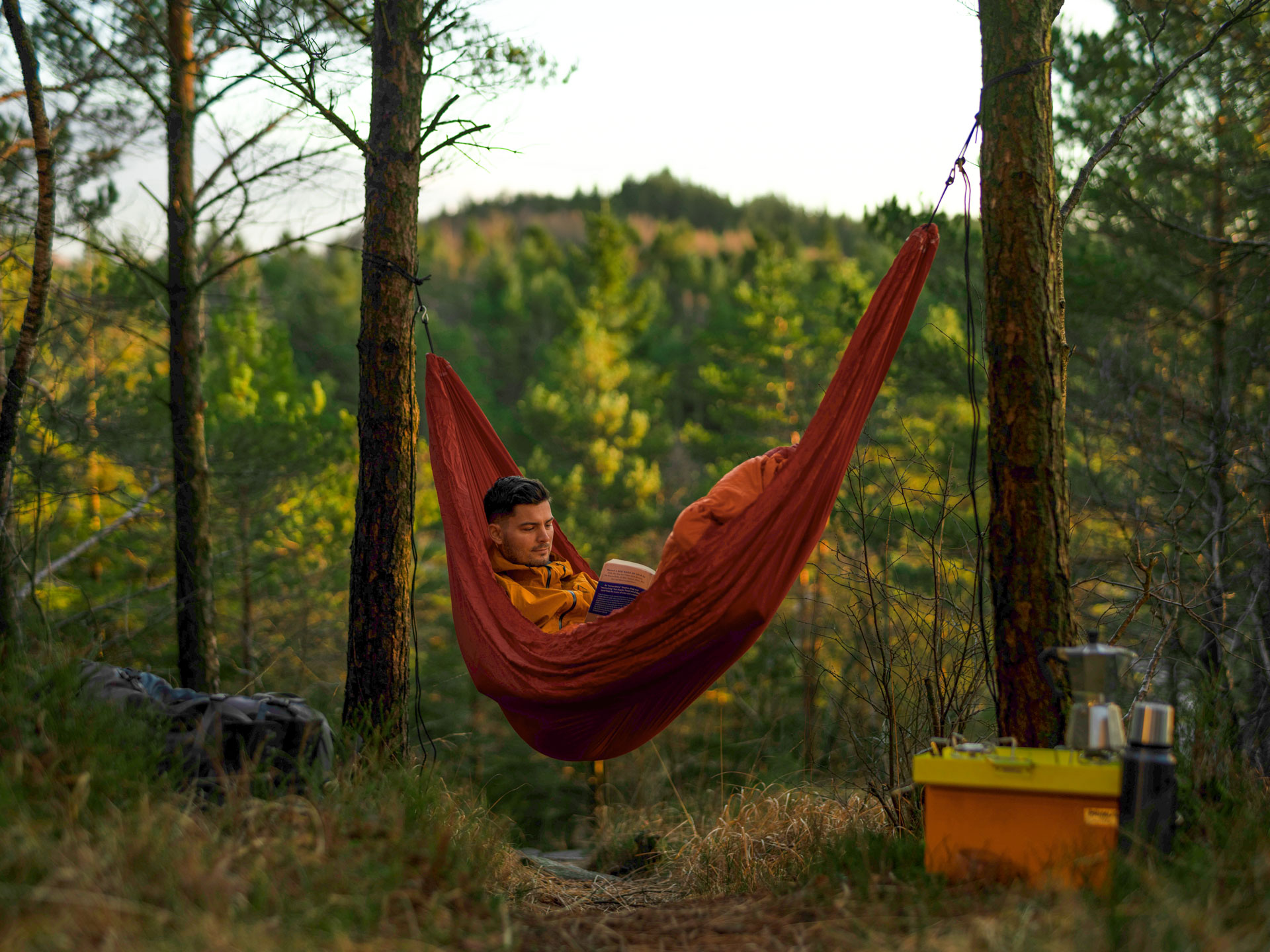 Mann i hengekøye i Melshei, like ved Skogens ro